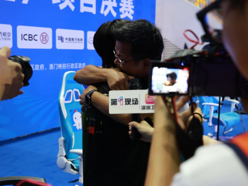 小白奪冠，師傅黃教練忍不住淚灑現(xiàn)場